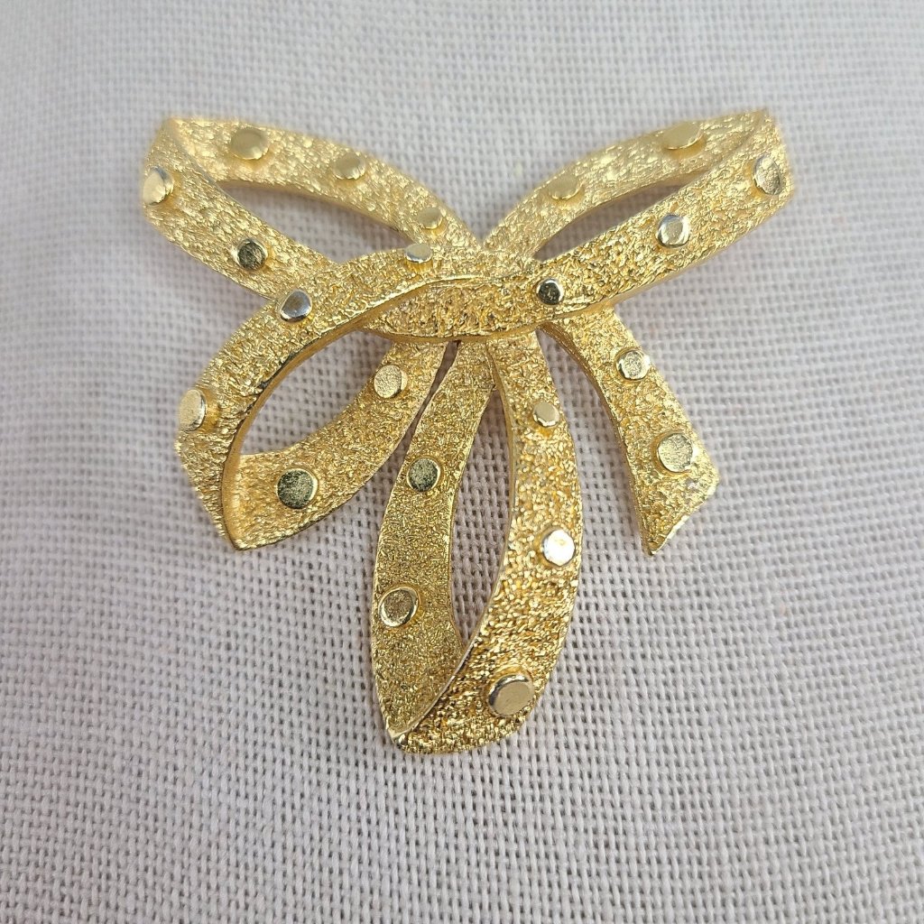 Vintage Crown Trifari Gold Tone Textured Bow Ribbon Pin Brooch